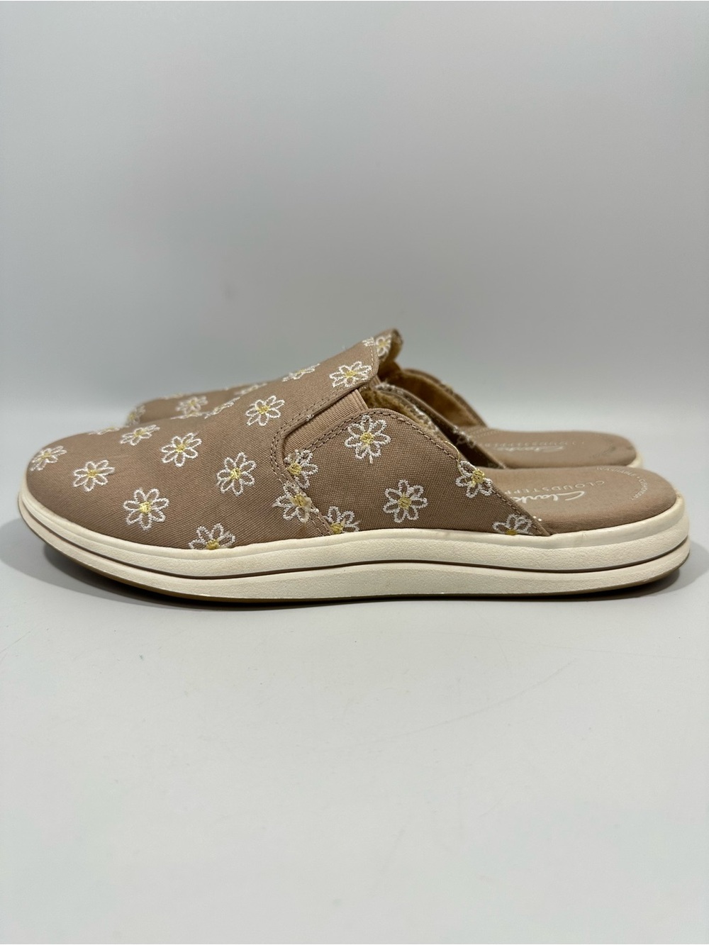Clarks Cloudsteppers Breeze Shore 7.5M Taupe Daisy Floral Mules EUC Comfort